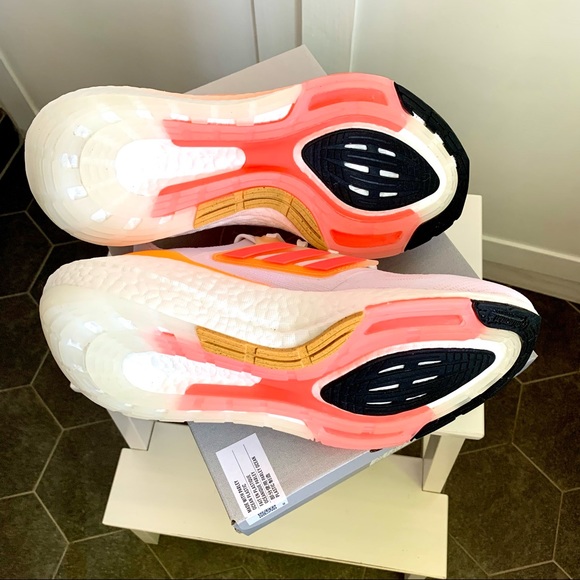 adidas Ultraboost 22 Shoes - Picture 4 of 4